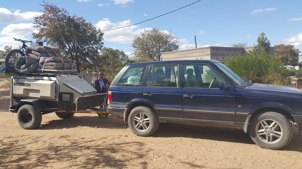 Range Rover P38 with a loaded trailer and working air suspension.
